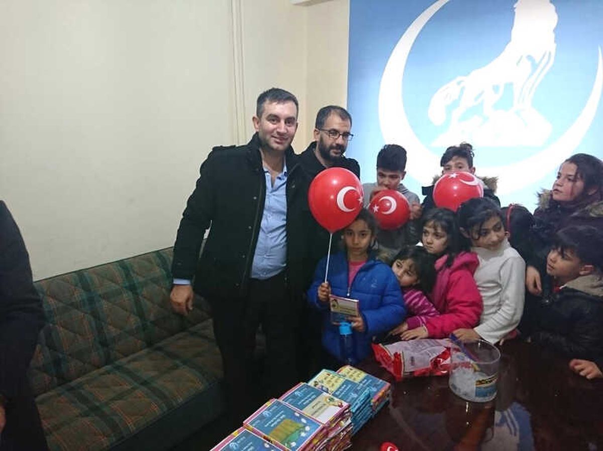 Ülkü Ocakları Eskişehir Yunus Emre İlçe Başkanlığı\'ndan Çocuklara Karne Hediyesi