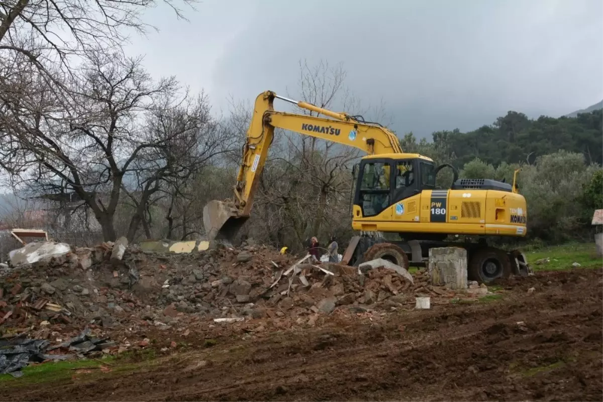 Yıkılan Metruk Binanın Yerine Öğrenciler İçin Oyun Alanı Yapılacak