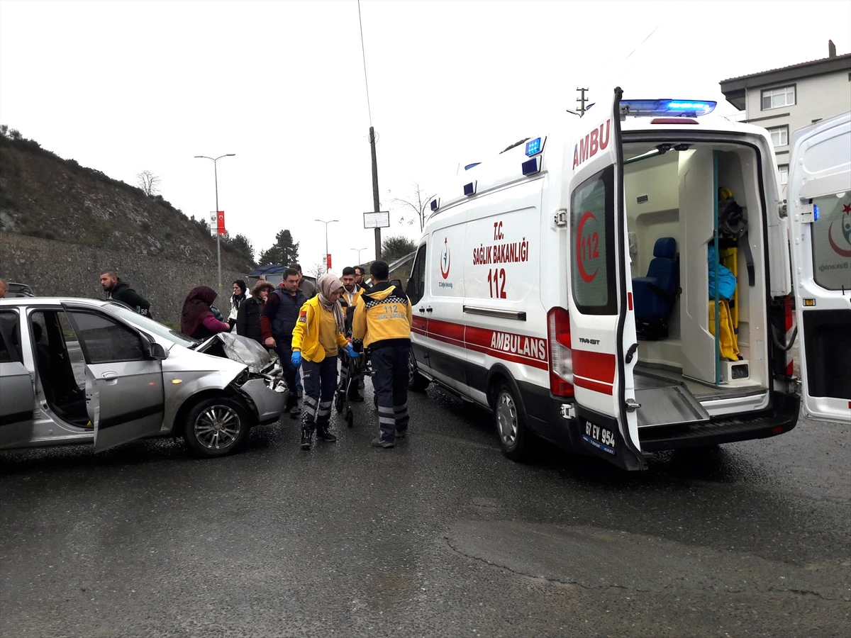 Zonguldak\'ta Trafik Kazası: 3 Yaralı