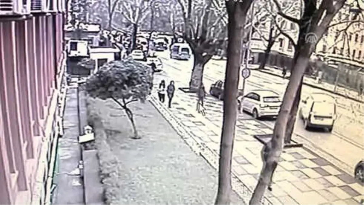 Ağaç Kenarına Attığı Çanta Polisi Alarma Geçirdi