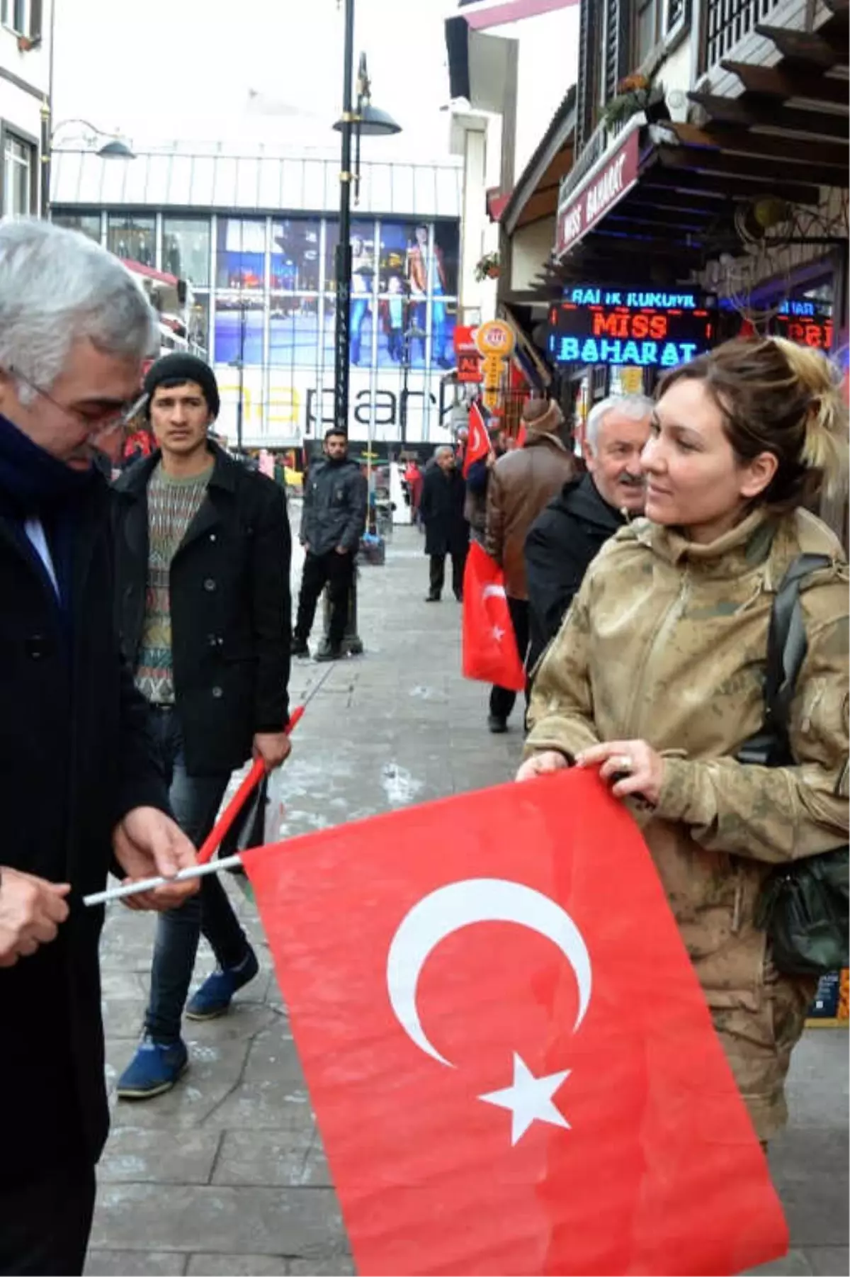 AK Parti Erzurum İl Başkanlığı\'ndan Vatandaşa 100 Bin Türk Bayrağı