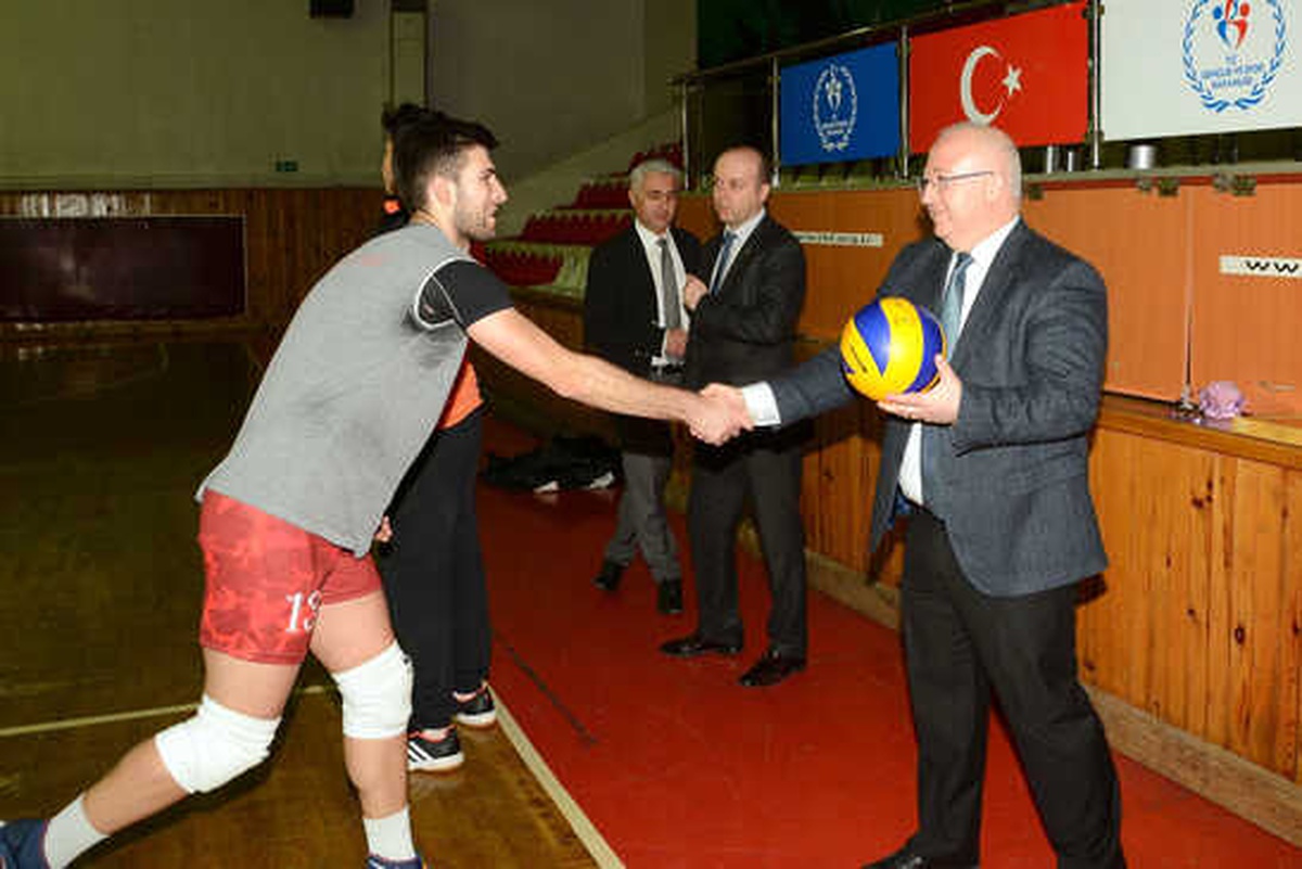 Başkan Gümüş\'ten Voleybolculara Baklava Sürprizi