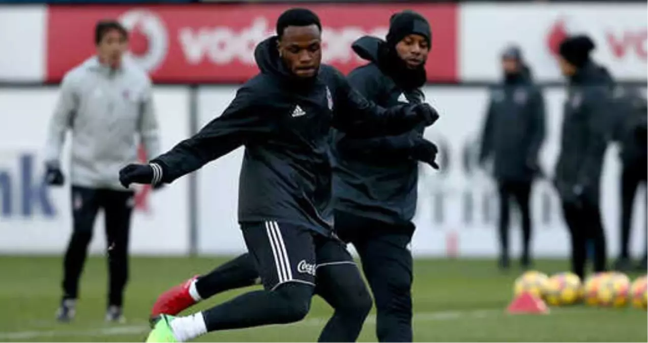 Beşiktaş\'ın Yıldız Futbolcusu Cyle Larin Takımla İlk İdmana Çıktı