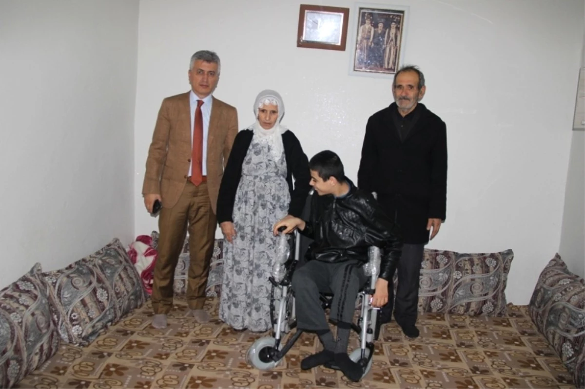 Cizre Belediyesinden Engelli Gence Tekerlekli Sandalye Desteği
