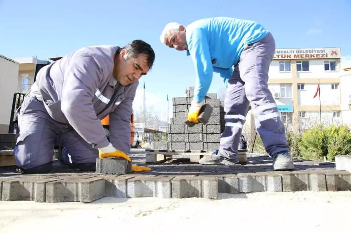 Döşemealtı Bahçeyaka\'da Parke Yollar Yenileniyor