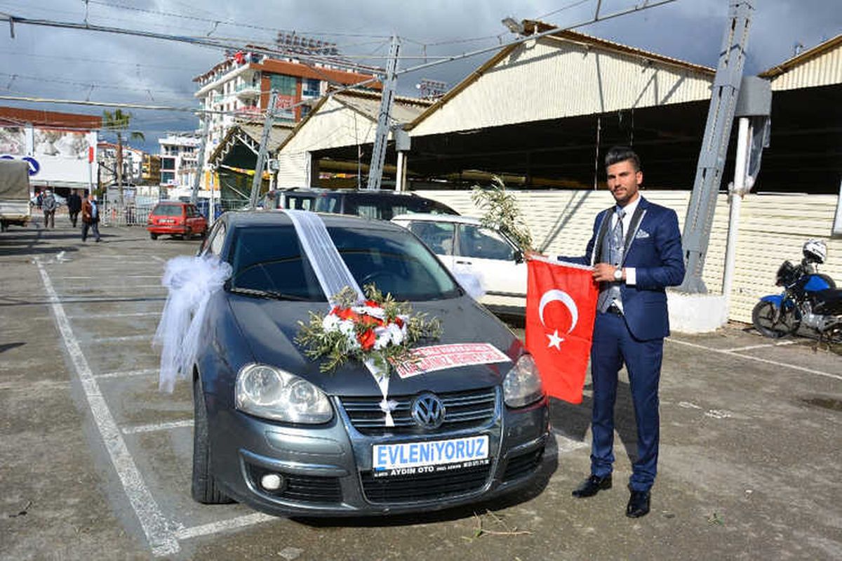 Düğün Arabasını Çiçek Yerine "Zeytin Dalı" ile Süslediler