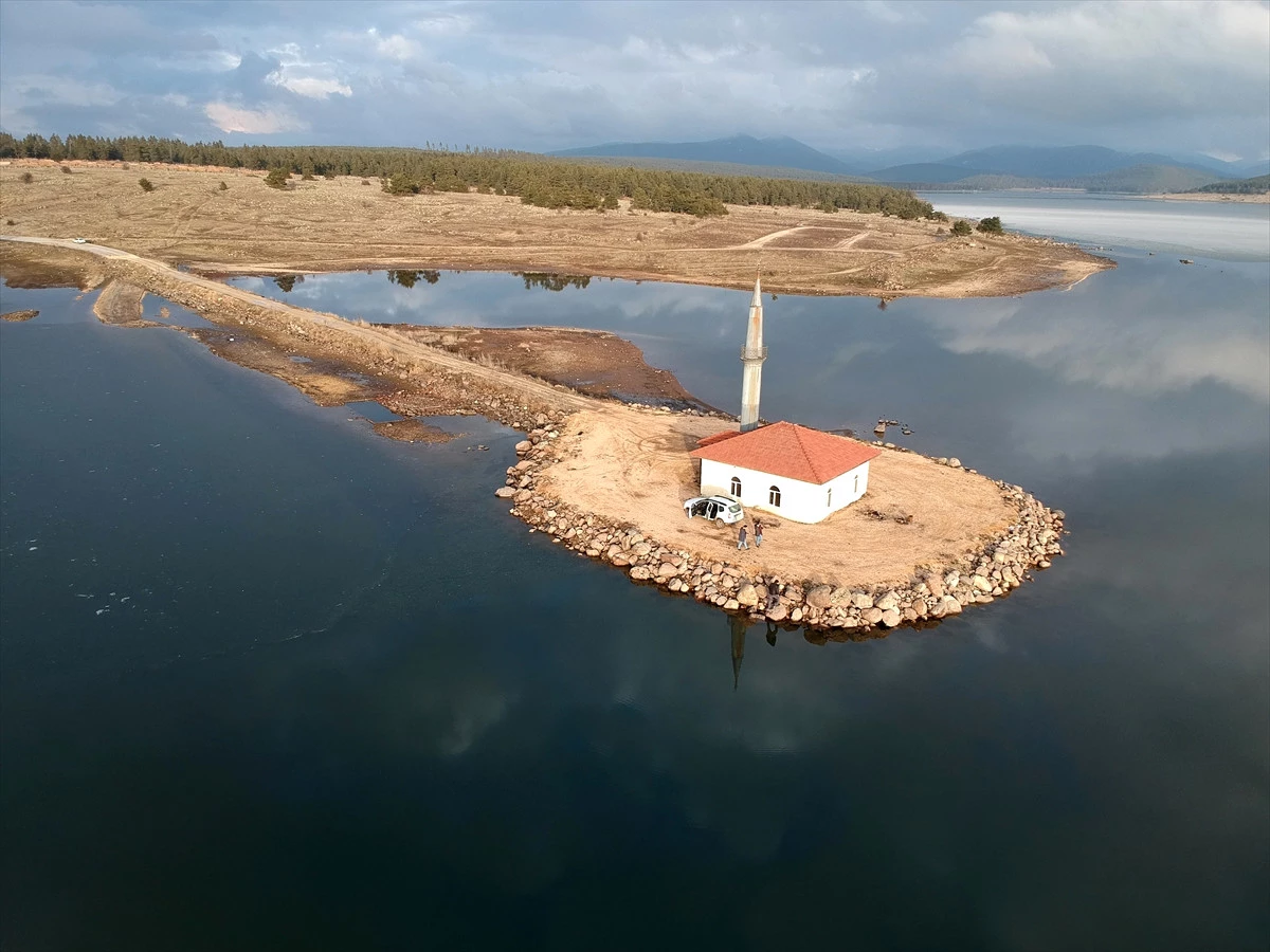 Gölün Ortasındaki Cami İbadete Açıldı