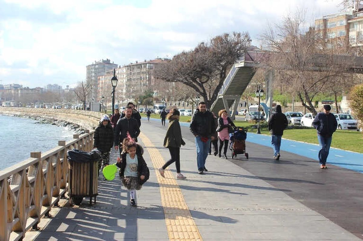 Güneşi Gören Dışarı Çıktı