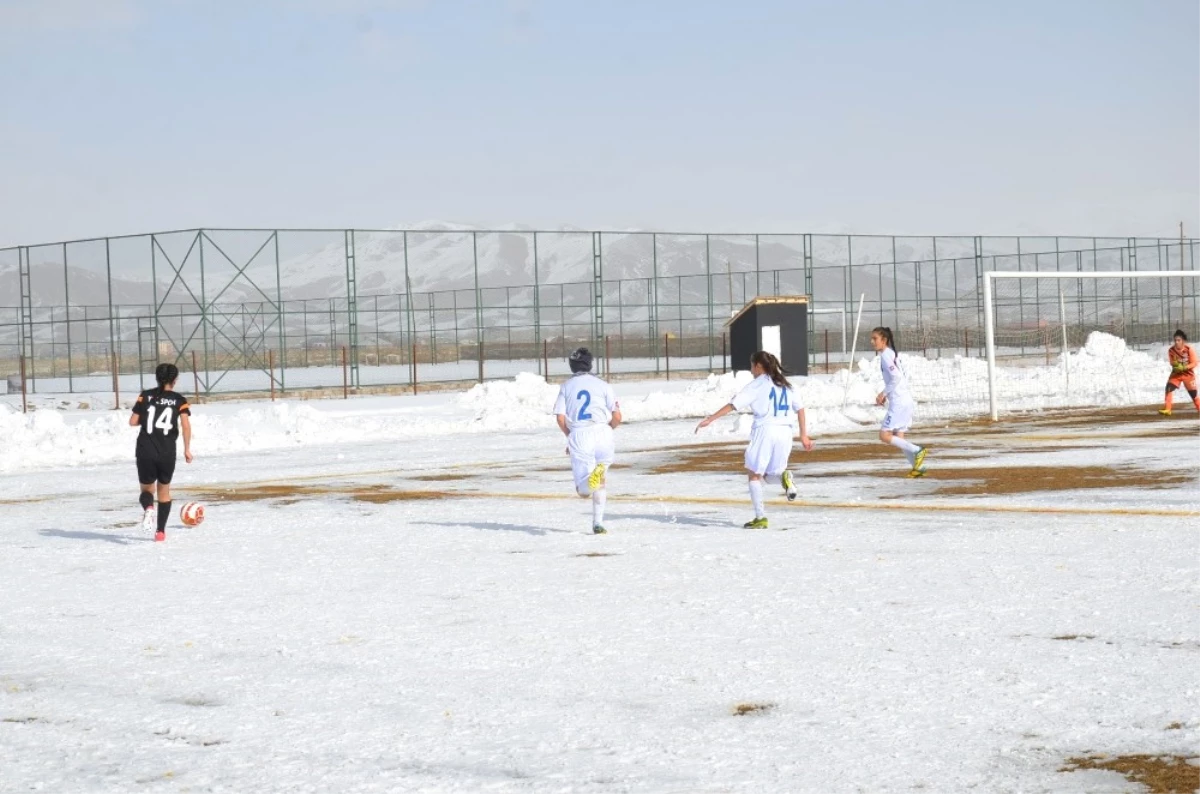 Hakkarigücü, Van Yolspor\'a 3-0 Yenildi