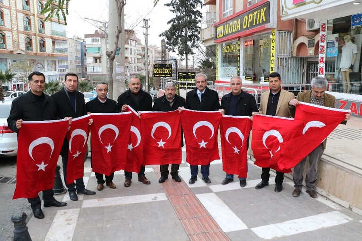 Haliliye\'de Binlerce Türk Bayrağı Dağıtıldı