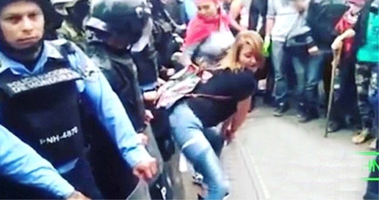 Honduras\'ta Protestolar Sürerken İki Kadın Polise Karşı Twerk Yaptı