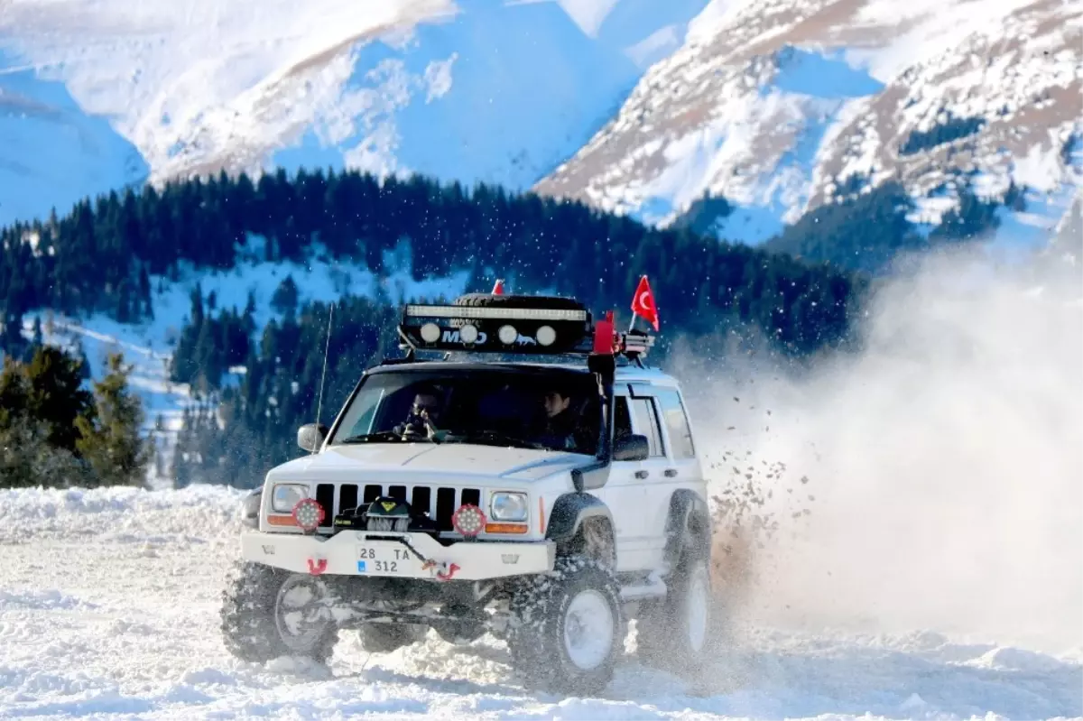 Karadenizli Off-Roadcılar, \'Yaylalarımız Güvenli, İstersen Bizimle Gel\' Sloganı ile Yaylalara Akın...