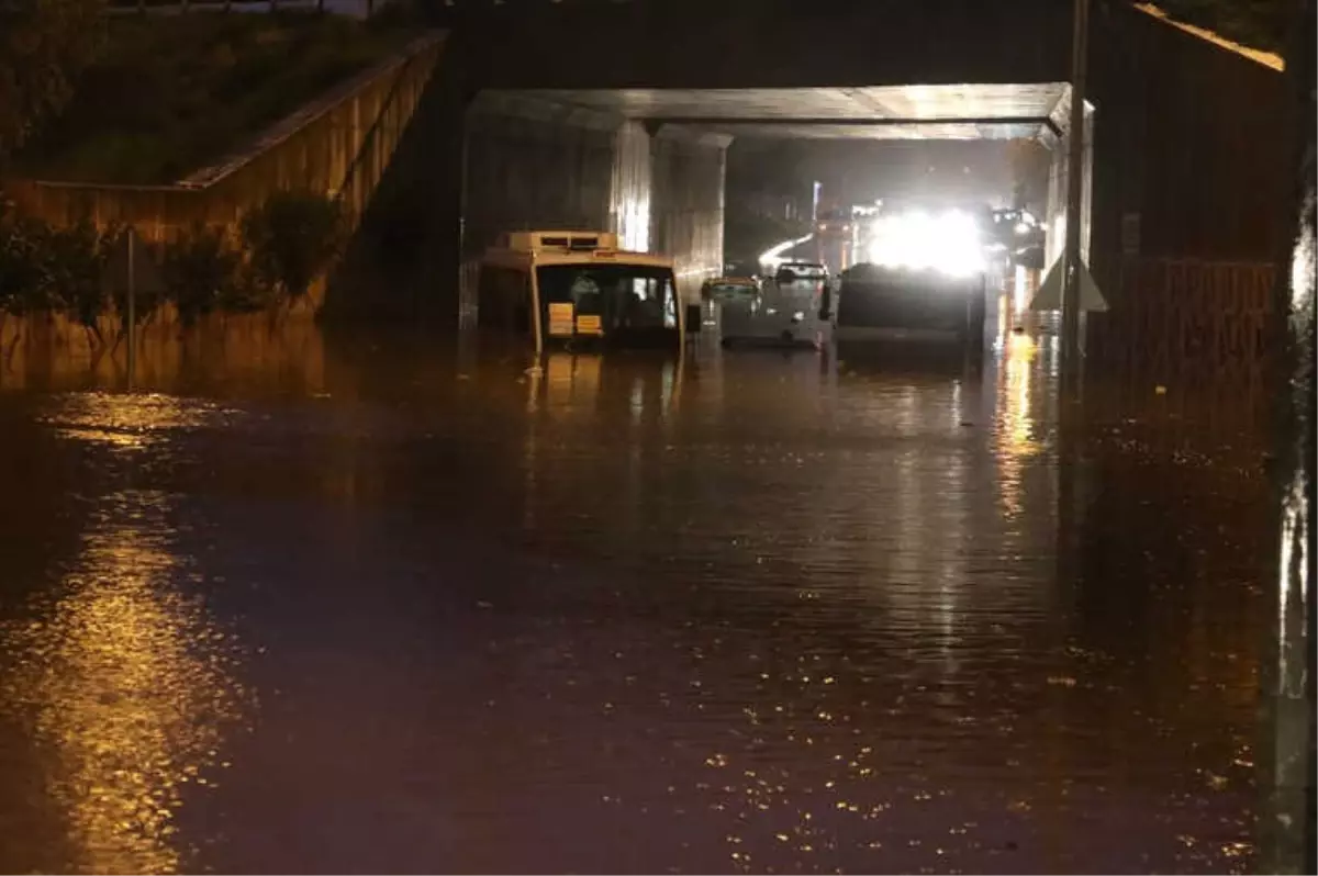 Karayolunu 2 Metre Su Bastı, 5 Araç Mahsur Kaldı