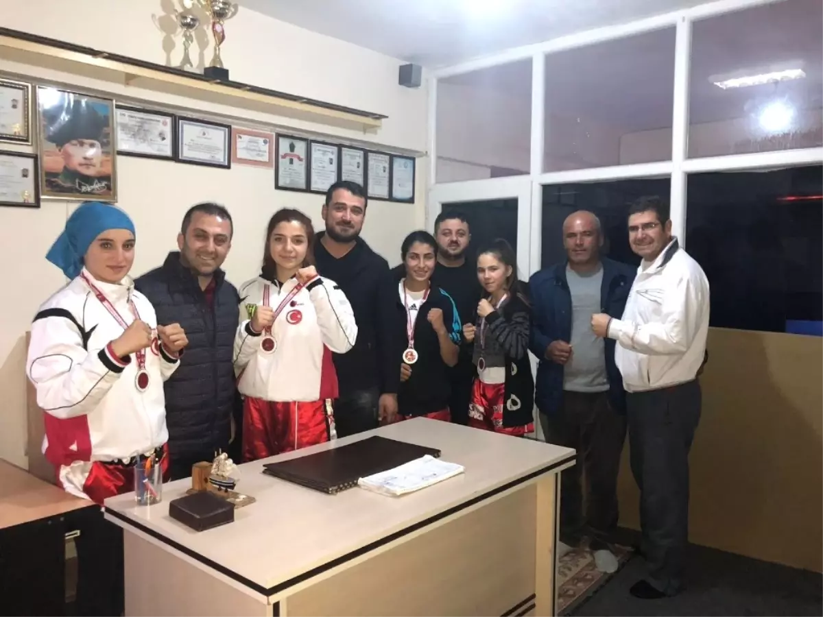 Kick Boks Turnuvasından Madalya Geldi