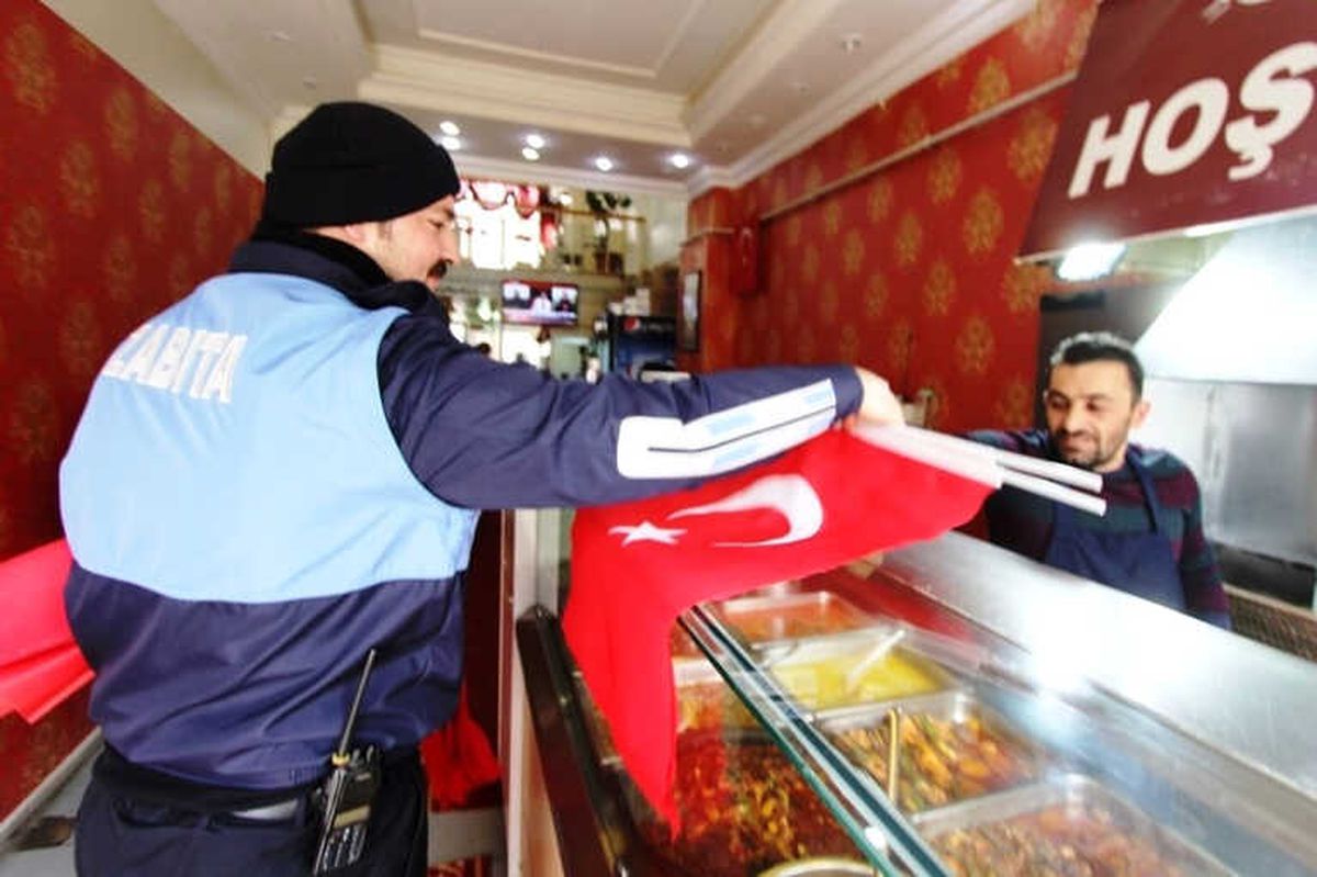 Mehmetçik\'e Destek İçin Bayrak Dağıtıldı
