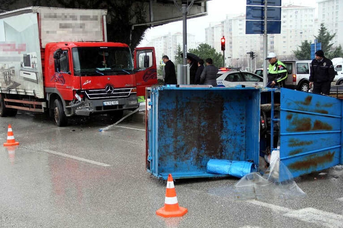 Nakliyat Kamyonu Patpata Çarptı: 2 Yaralı