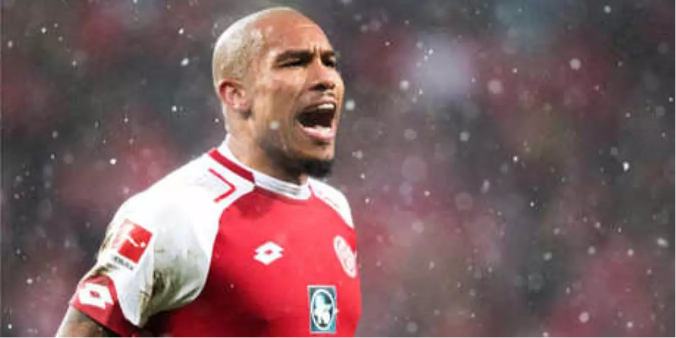 Almanya\'da Nigel de Jong\'a Övgü