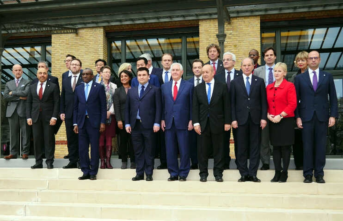 Paris\'te Dışişleri Bakanları Aile Fotoğrafı Çektirdi