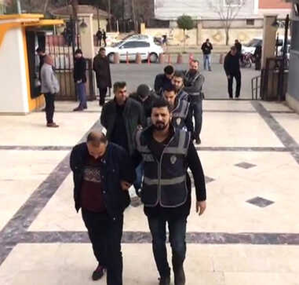 Polis Kılığına Giren 3 Kişi Yakalandı
