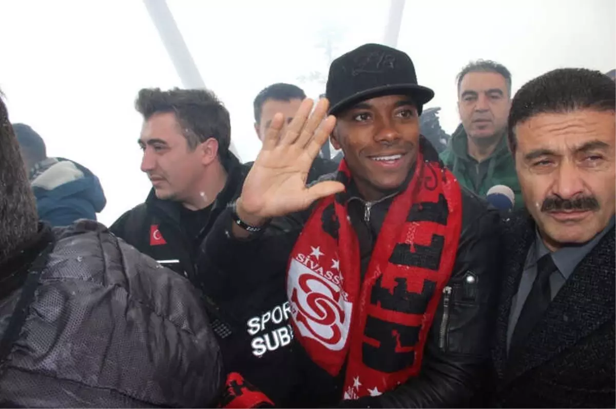 Robinho\'ya Sivas\'ta Coşkulu Karşılama