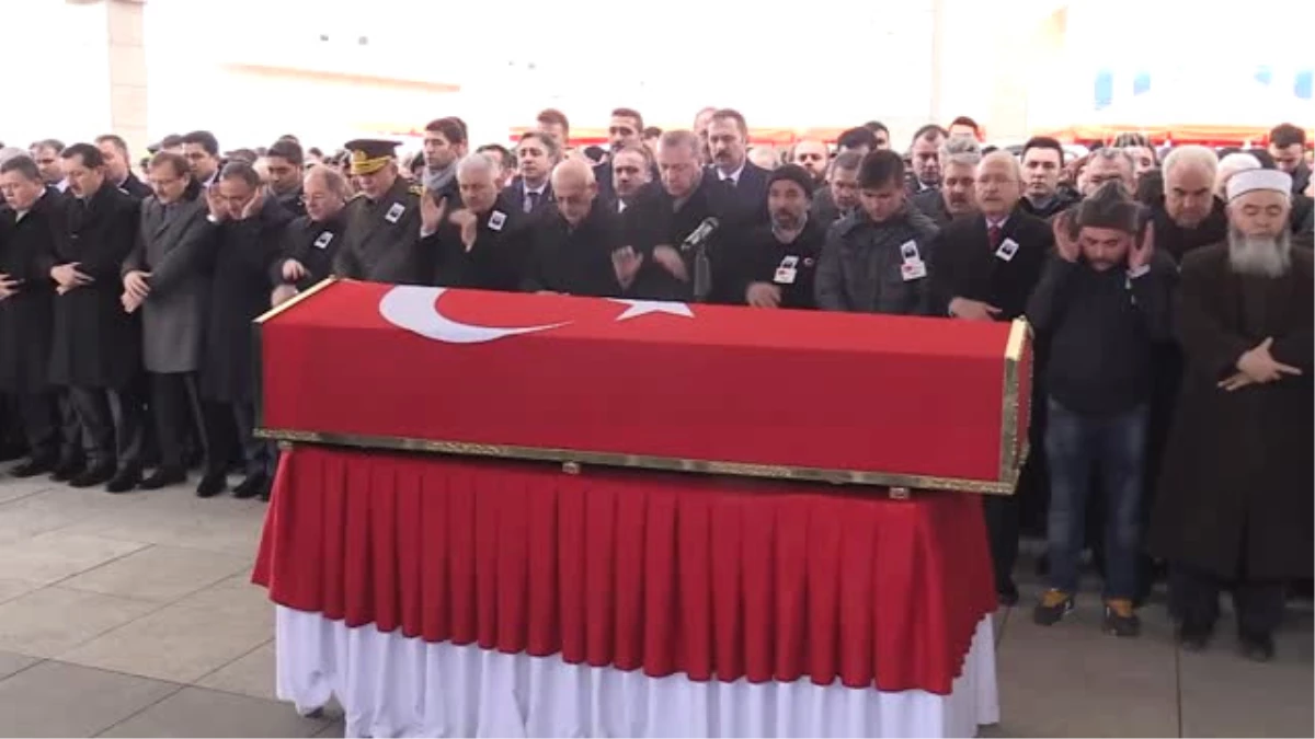 Şehit Piyade Astsubay Üstçavuş Musa Özalkan\'ın Cenaze Namazı (2)