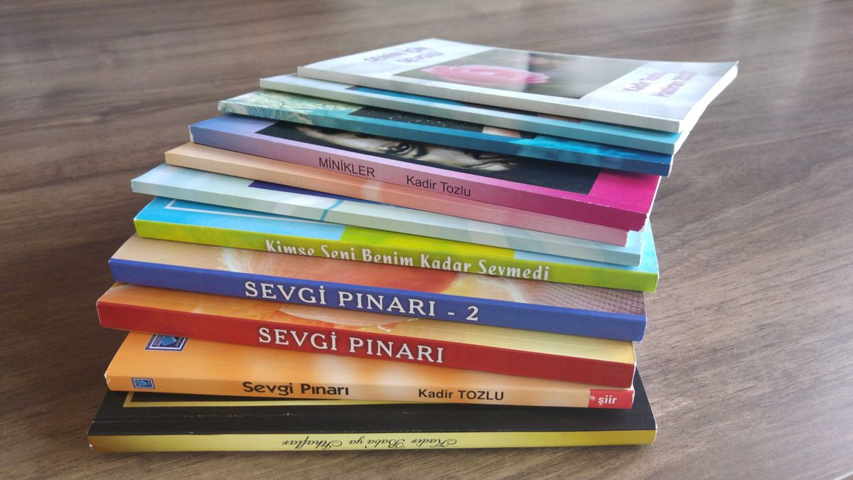 Sevgisini Şiirlerde Yaşatıyor