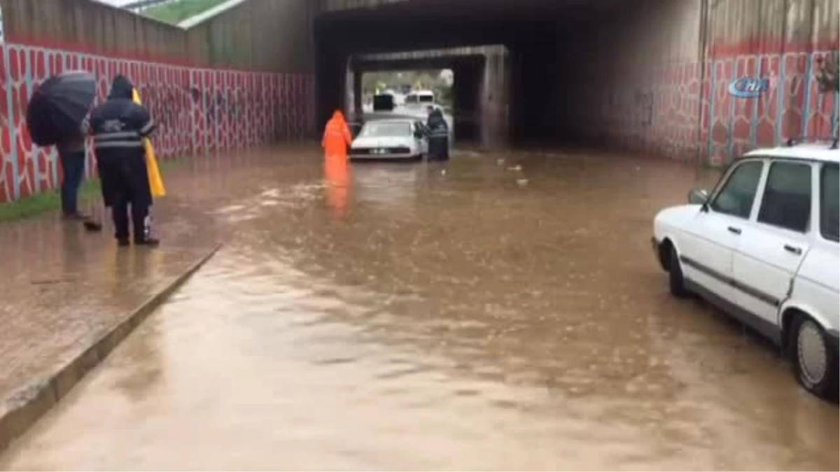 Su İçinde Kalan Araçlar Kurtarılmayı Bekliyor