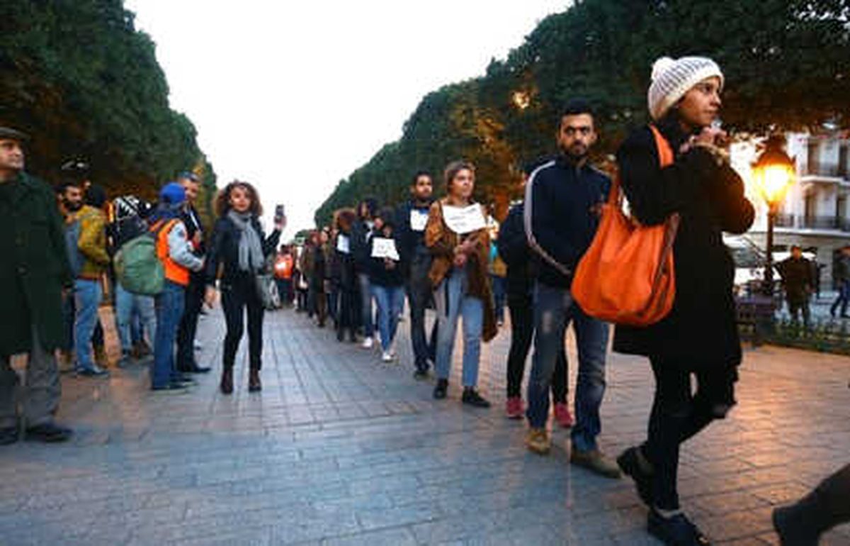 Tunuslu Aktivistlerden "Kelepçeleri Çözün" Protestosu