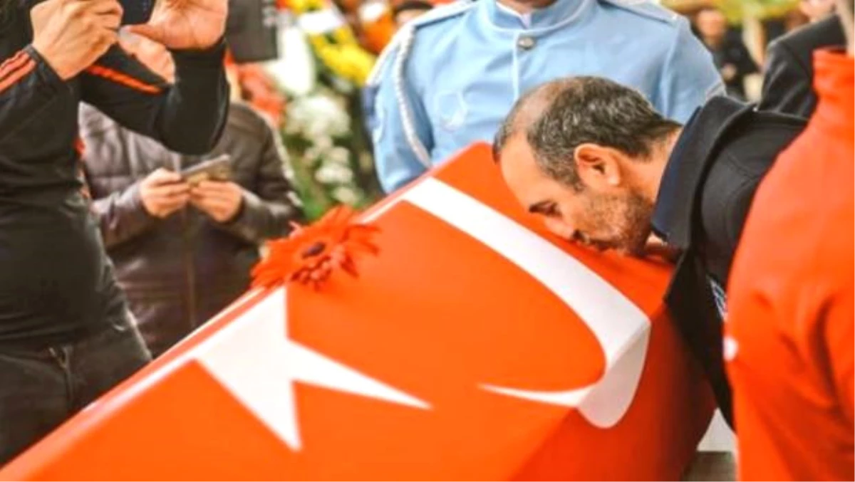 Türk Bayrağını Öpen Leonidis Görevinden Alındı