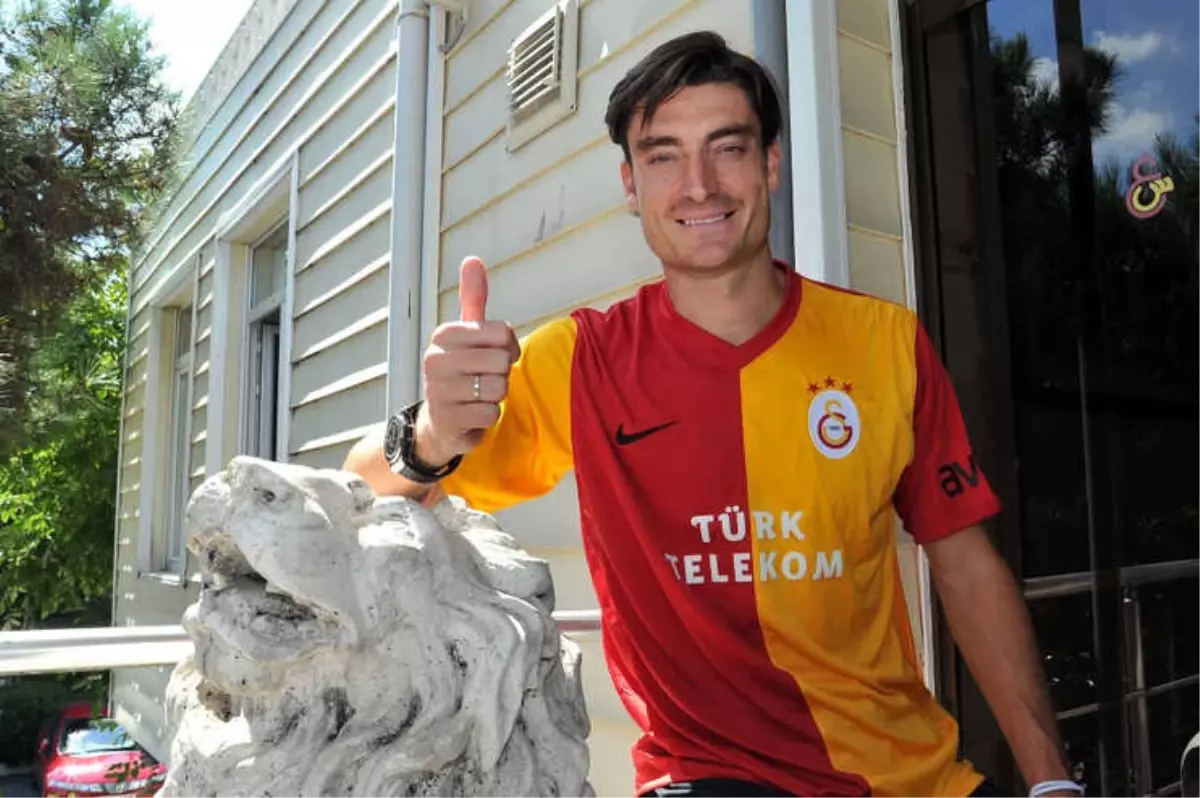 Albert Riera Kramponlarını Astı