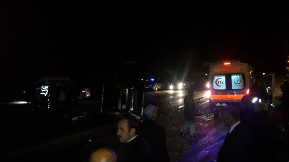 Amasya\'da Otomobil ile Kamyonet Çarpıştı: 5 Yaralı