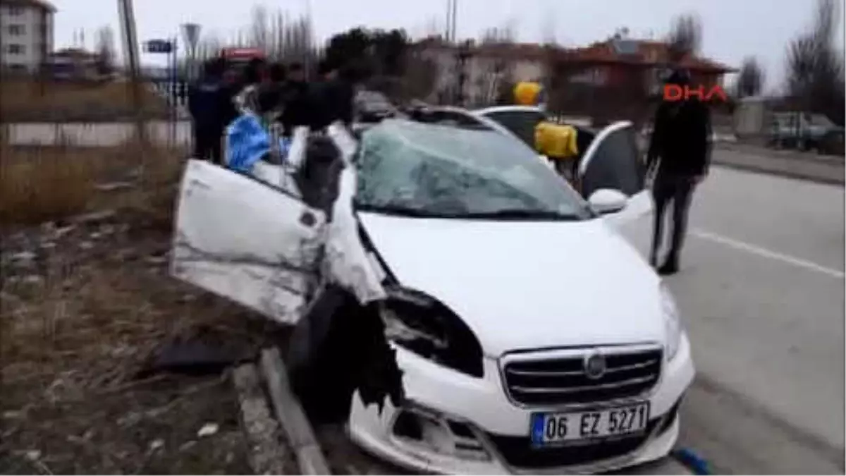 Ankara Otomobil, Turşu Yüklü Kamyona Çarptı 1 Ölü, 3 Yaralı