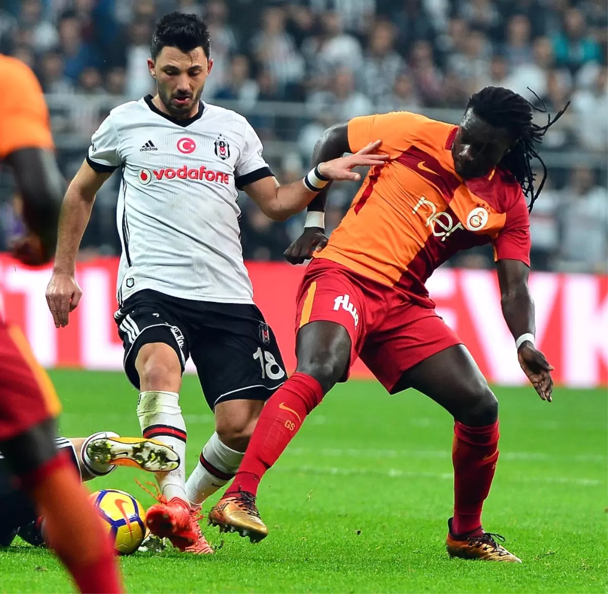 Beşiktaş, Tolgay Arslan\'la "2022\'ye Kadar Yola Devam" Dedi