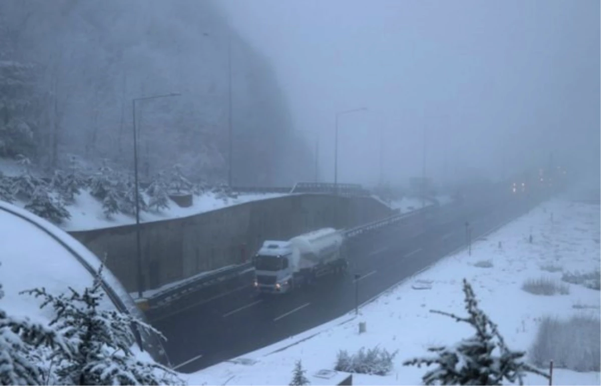 Bolu Dağı\'nda Kar Yağışı ve Sis Etkili Oluyor
