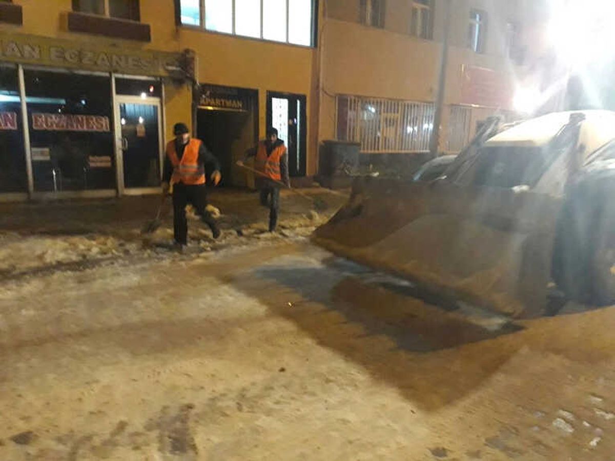 Çaldıran\'da Buz Kütleleri Temizleniyor