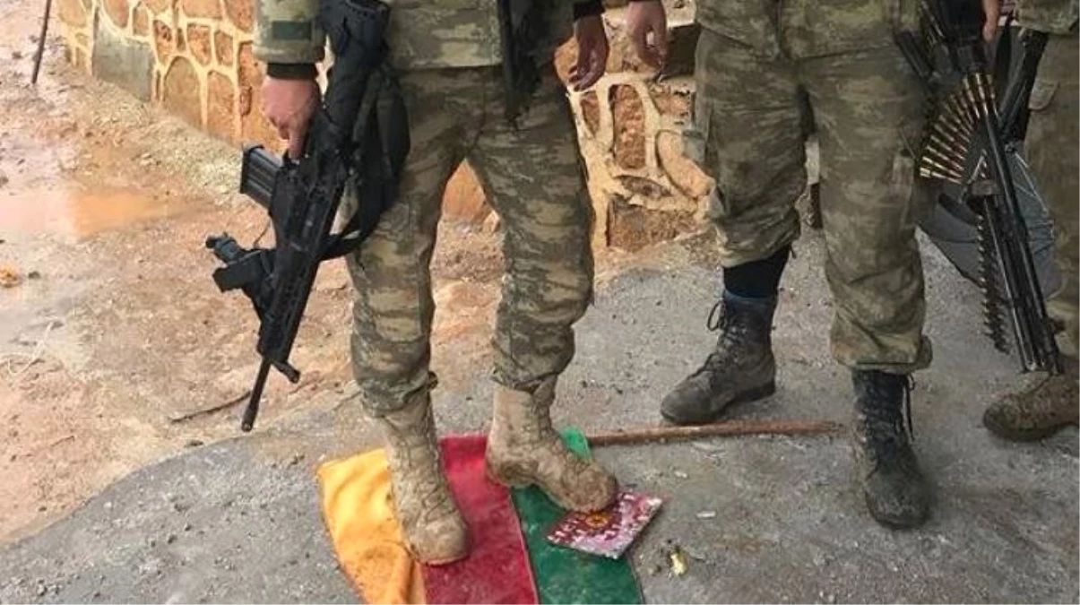 YPG\'li Teröristler Böyle Yakalandı, Mehmetçik Paçavrayı Ayağının Altına Aldı