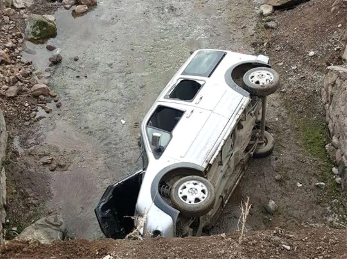 Hafif Ticari Araç Köprüden Uçtu: 2 Yaralı