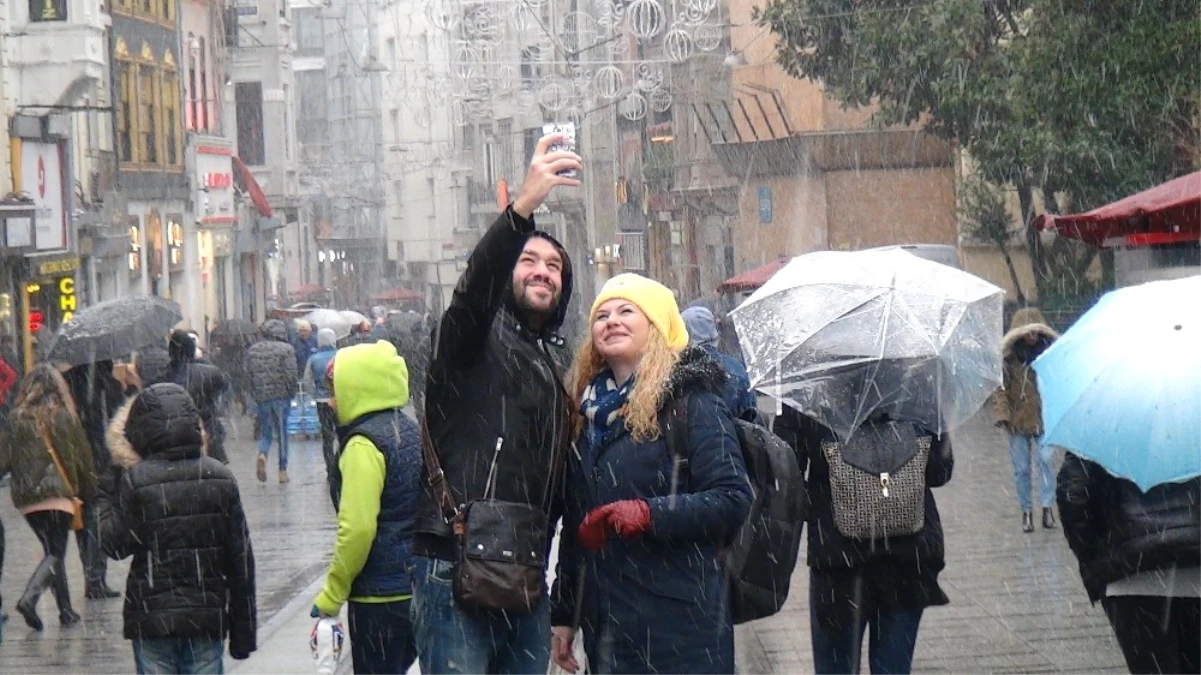 İstanbul\'da Kar Yağışı Başladı! İş Çıkış Saatine Dikkat