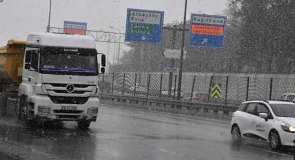 İstanbul\'da Kar Yağışı Etkisini Artırdı