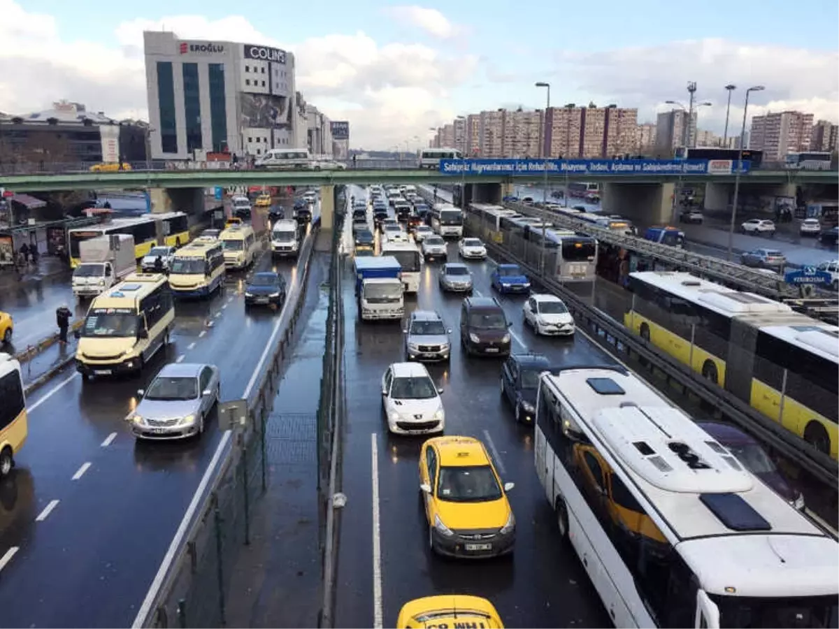 İstanbul\'da Kar Yağışı Trafiği Vurdu