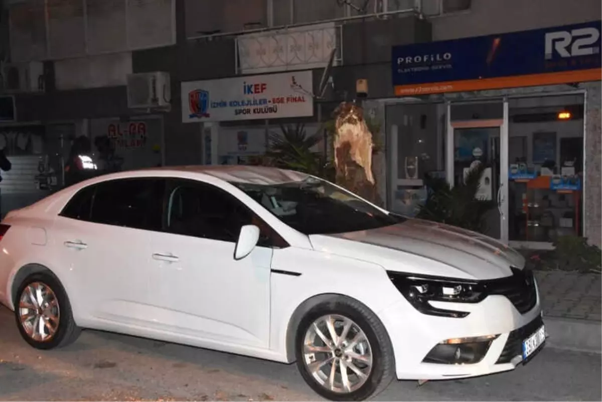 İzmir\'de Otomobilin Üstüne Ağaç Devrildi