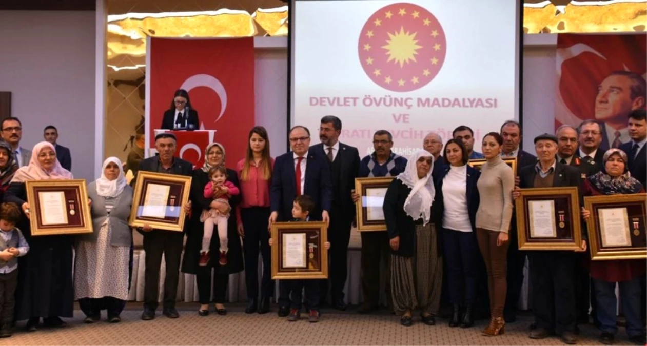 Kahraman Şehitlerin Ailelerine "Devlet Övünç Madalyaları" Verildi