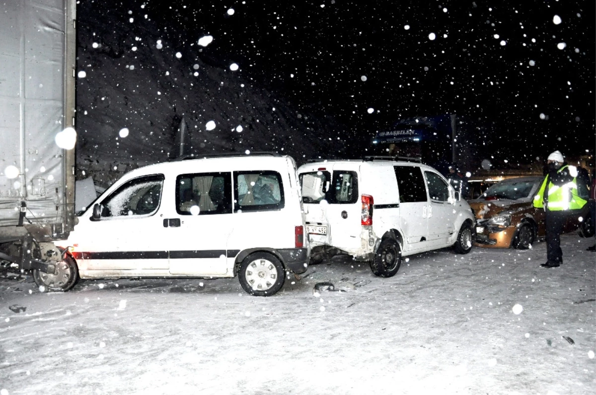 Kar Kaza Yaptırdı, 11 Araç Kazaya Karıştı: 7 Yaralı