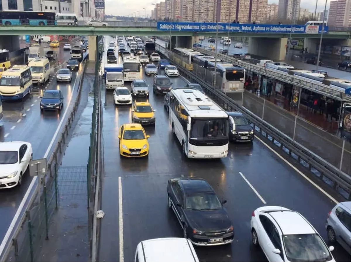 Kar Yağışından Sonra Ana Arterlerde Trafik Yoğunluğu