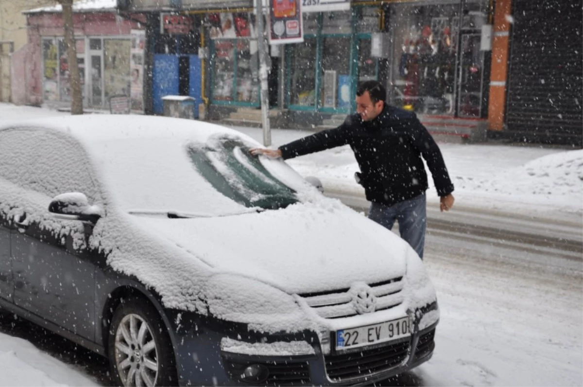 Kars\'ta Yoğun Kar Yağışı Etkili Oluyor