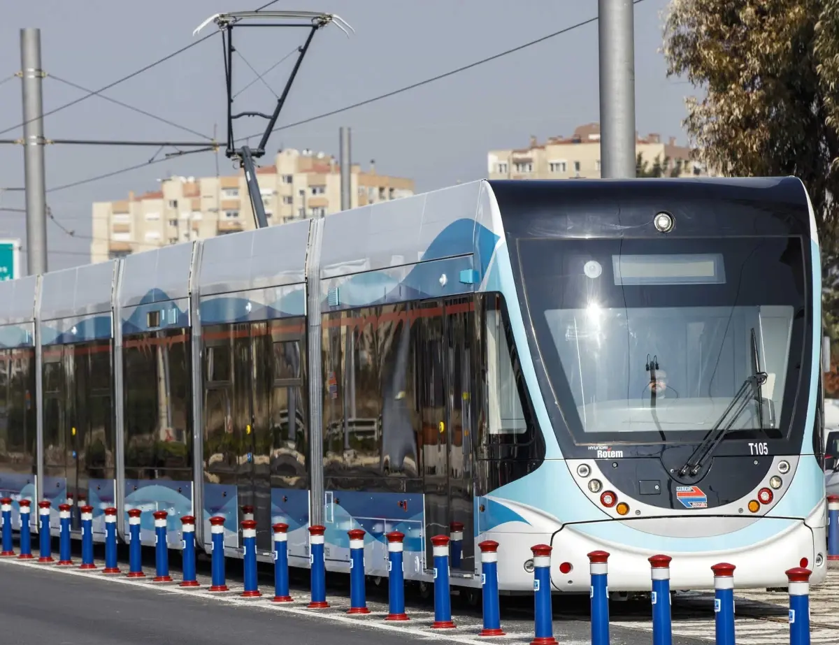 Konak Tramvay Hattına Elektrik Veriliyor