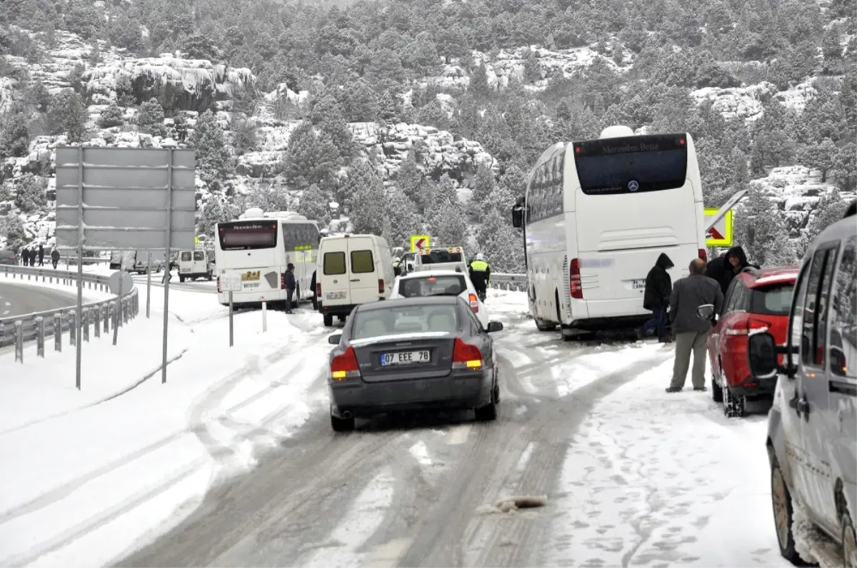 Konya-Antalya Yolunda Ulaşım Güçlükle Sağlanıyor