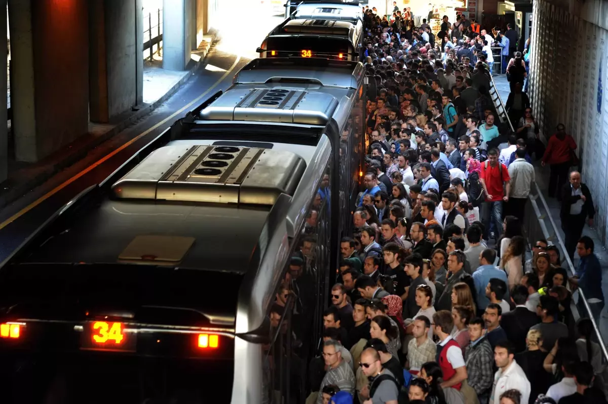 Metrobüs Kullanan Yolcu Sayısı 2017\'de 22,4 Milyon Arttı