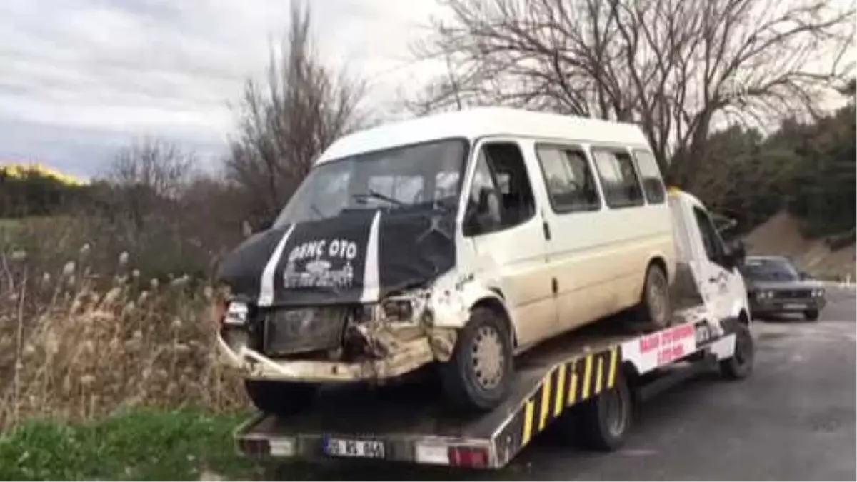 Minibüs ile Kamyonet Çarpıştı: 11 Yaralı