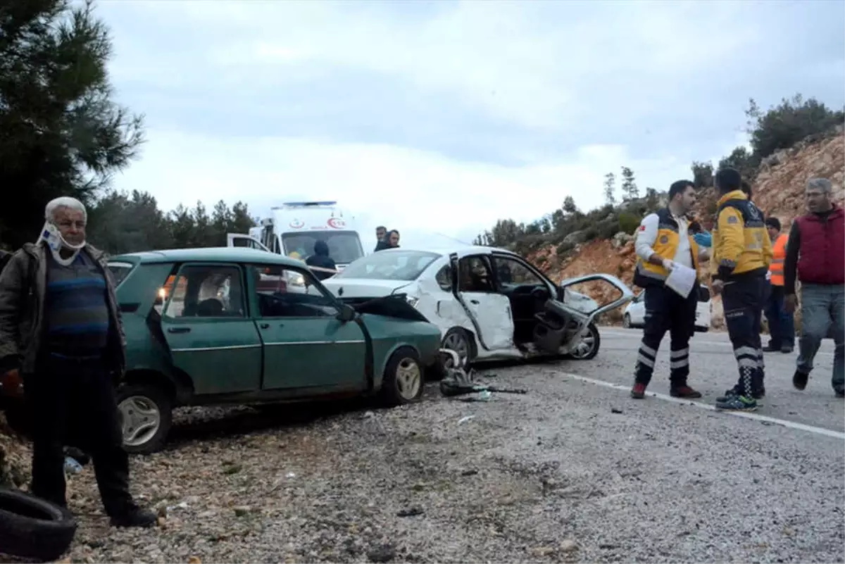 Muğla\'da İki Otomobil Çarpıştı: 6 Yaralı